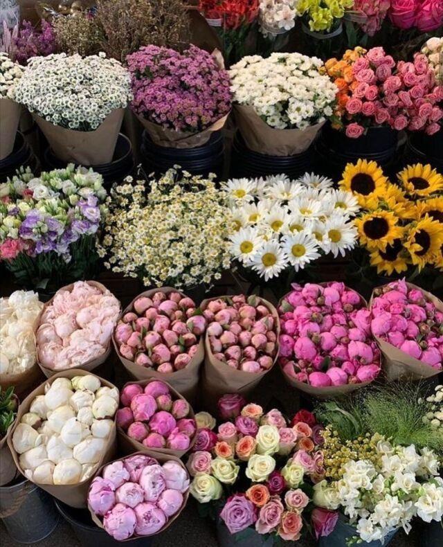 Corporate meeting room with carefully timed floral arrangements that maintain elegance throughout business hours